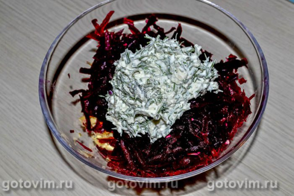 Салат из свеклы с соусом из сметаны и хрена